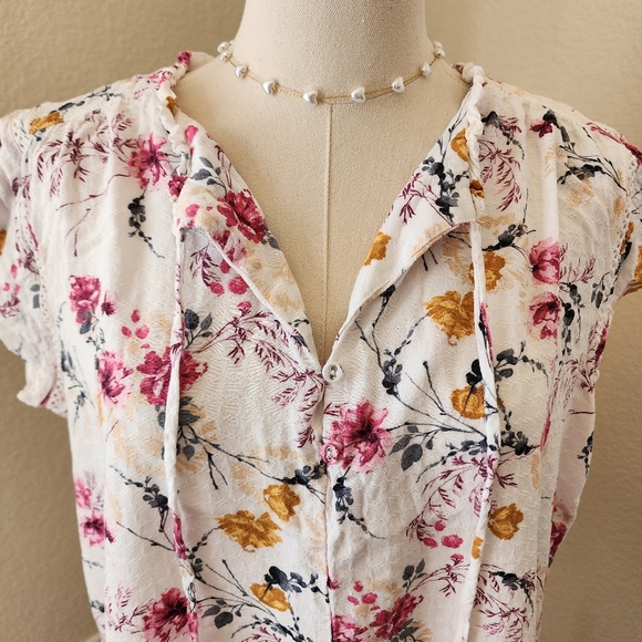 Woven floral flutter sleeve peasant top. Medium - Picture 2 of 12